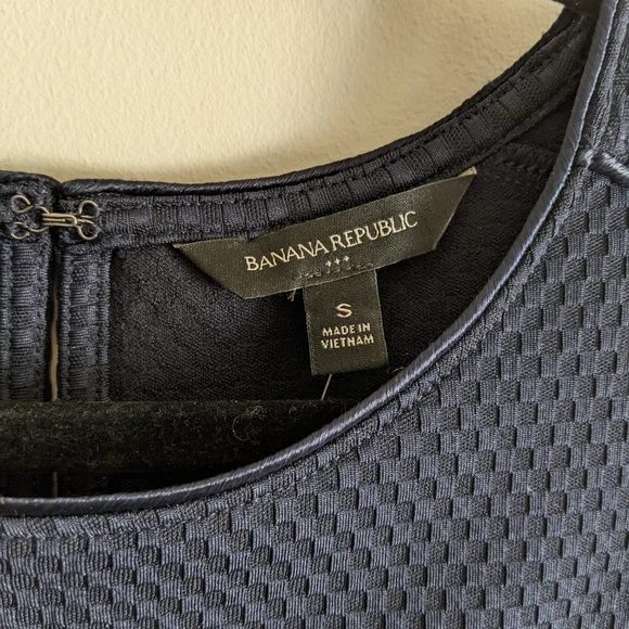 NWT Banana Republic Navy Blue Sleeveless Suit Blouse Textured Closure Size Small - Picture 8 of 9